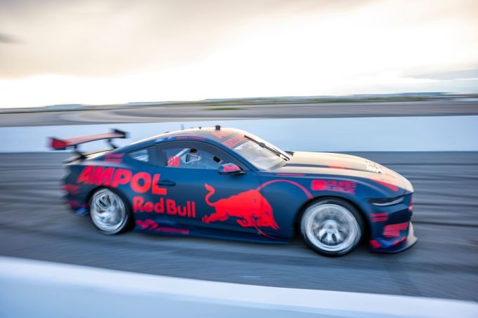 Max Verstappen Arvid Lindblad ‘F1 Drivers Race 100 Years of Cars’ foto Red Bull Content Pool 13