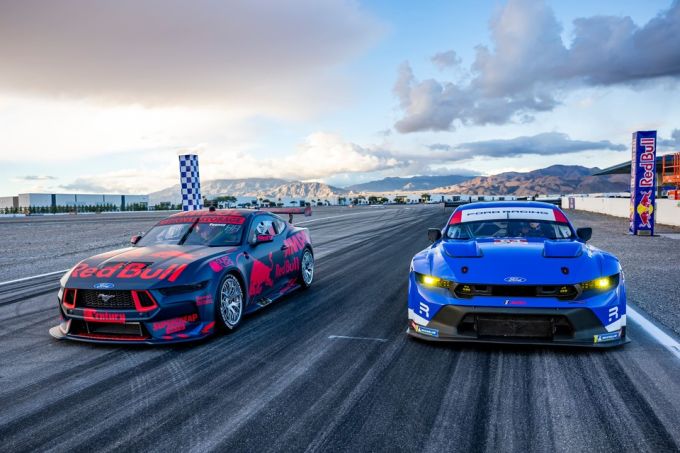 Max Verstappen Arvid Lindblad ‘F1 Drivers Race 100 Years of Cars’ foto Red Bull Content Pool 2