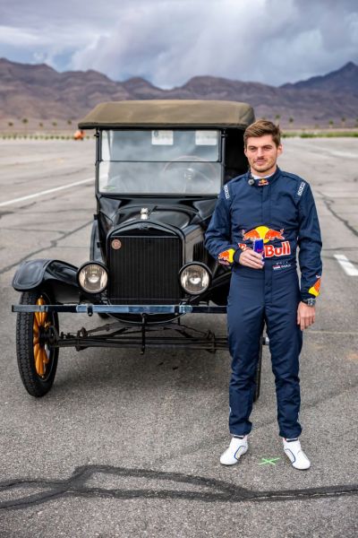 Max Verstappen Arvid Lindblad ‘F1 Drivers Race 100 Years of Cars’ foto Red Bull Content Pool 4