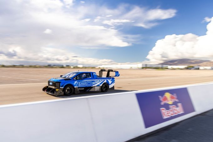 Max Verstappen Arvid Lindblad ‘F1 Drivers Race 100 Years of Cars’ foto Red Bull Content Pool 6