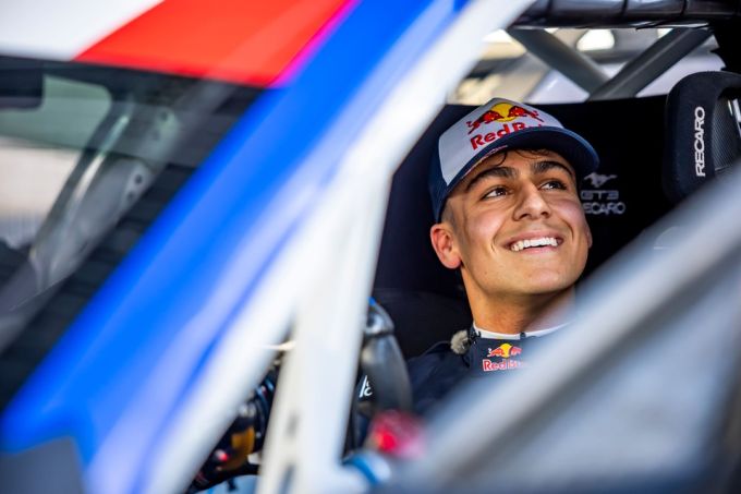 Max Verstappen Arvid Lindblad ‘F1 Drivers Race 100 Years of Cars’ foto Red Bull Content Pool 9