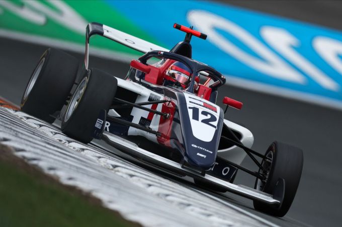 Alba Larsen en MP Motorsport zetten met Ferrari-steun hun F1 Academy-avontuur voort in 2026