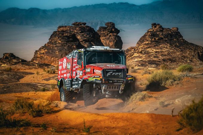 Team De Rooy FPT vecht zich door eerste marathonetappe van de Dakar Rally