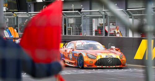 Bathurst 12 Hour 2026 rode vlag voor leidende Mercedes
