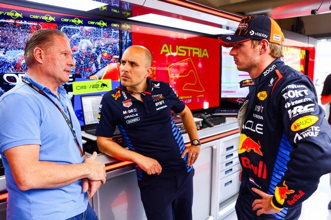 Jos en Max Verstappen met Gianpiero Lambiase Red Bull Racing F1