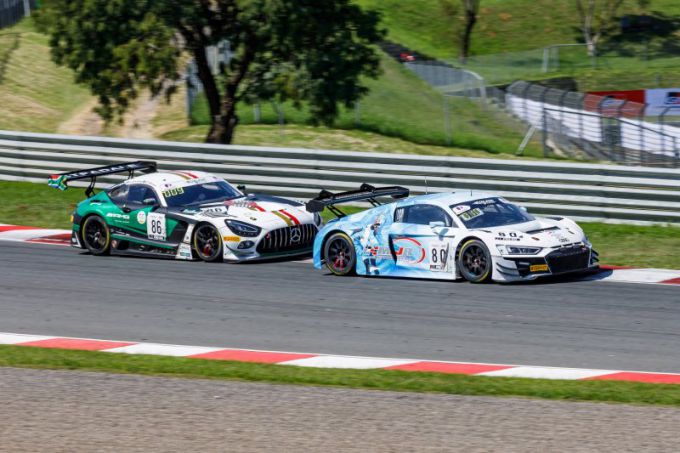 Intercontinental GT Challenge Kyalami 9 Hour 2023 Audi Nr80 Mercedes Nr86 track