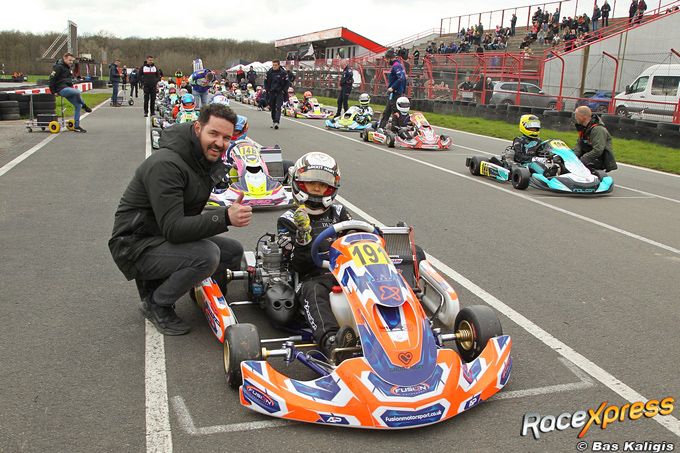 Devon Hagelen met zijn vader Jeff Hagelen op pole positie voor de NK race in Mariembourg