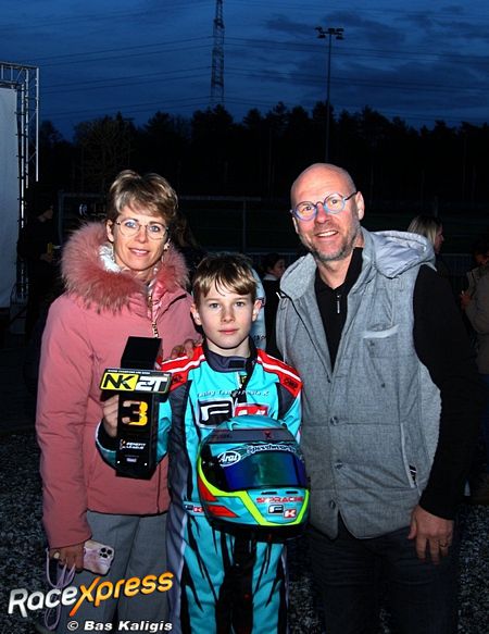 Vic Van Kampenhout met pa en ma en bokaal