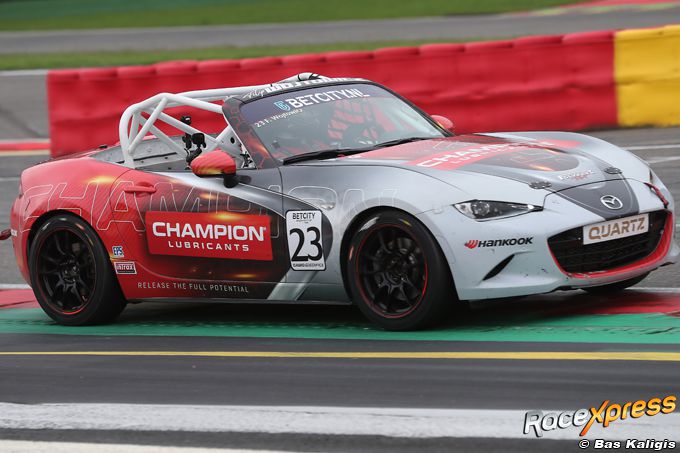Racepiloot Filip Wójtowicz geniet van eerste podiumplaats van dit seizoen in Mazda MX-5 Cup