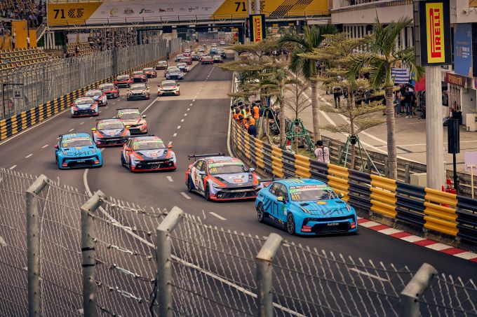 Thed Björk FIA TCR World Tour Macau Team World Title 2024 100e podium Lynk & Co Cyan Racing Foto 1