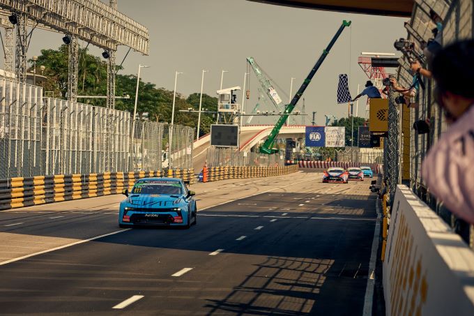 Thed Björk FIA TCR World Tour Macau Team World Title 2024 100e podium Lynk & Co Cyan Racing Foto 5