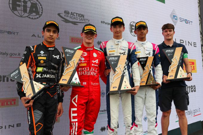 Enzo Deligny wint Race 1 in Imola in het Formula Regional European Championship by Alpine