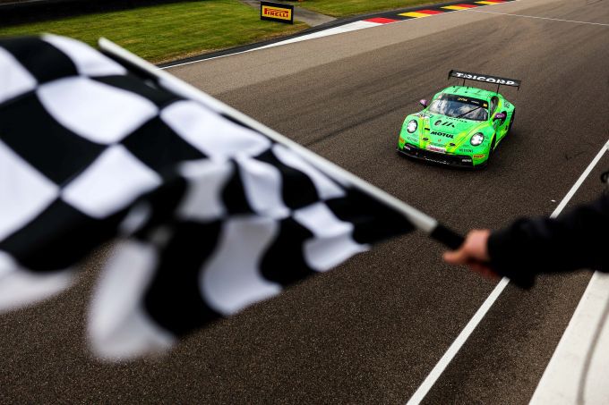 DTM Sachsenring 2025 Foto 2 Ayhancan Güven passeert de finish als winnaar