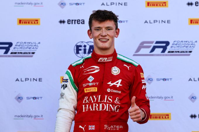 Freddie Slater grijpt pole in Barcelona en pakt de eerste van het weekend