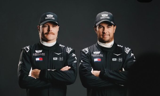 De nieuwe raceoveralls van Cadillac voor Bottas en Perez. Strak. Donker. Dreigend. Bron foto Cadillac F1 Team 1