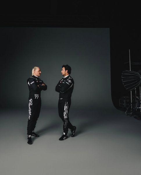 De nieuwe raceoveralls van Cadillac voor Bottas en Perez. Strak. Donker. Dreigend. Bron foto Cadillac F1 Team 2