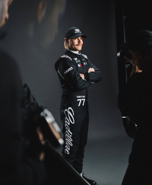 De nieuwe raceoveralls van Cadillac voor Bottas en Perez. Strak. Donker. Dreigend. Bron foto Cadillac F1 Team 3