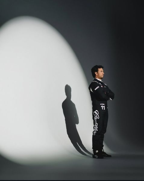 De nieuwe raceoveralls van Cadillac voor Bottas en Perez. Strak. Donker. Dreigend. Bron foto Cadillac F1 Team 4