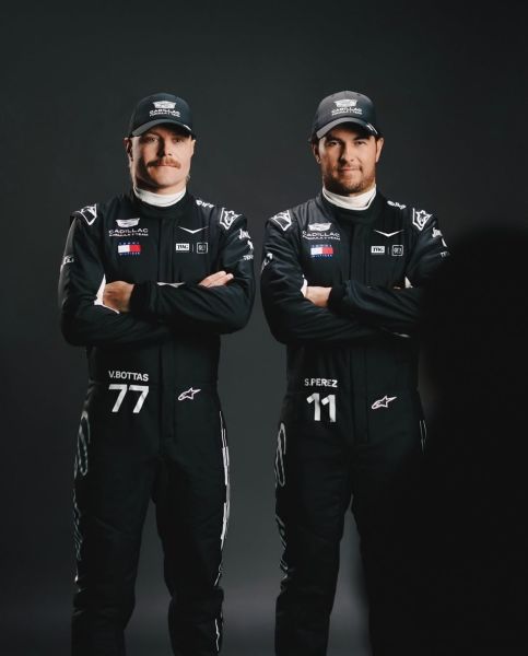 De nieuwe raceoveralls van Cadillac voor Bottas en Perez. Strak. Donker. Dreigend. Bron foto Cadillac F1 Team 5