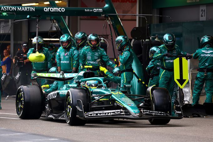Aston Martin AMR26 F1 Barcelona pitstop Fernando Alonso