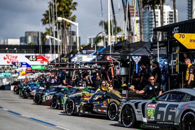 IMSA Acura Grand Prix of Long Beach Nr5 Tijmen van der Helm, Laurin Heinrich Porsche 963 JDC Miller pitlane