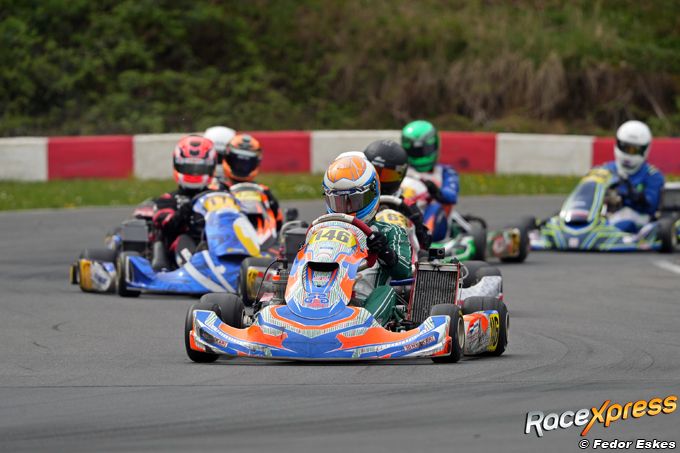 Karter Sam Geluk pakt na indrukwekkende inhaalrace knap de zege in zijn klasse in NXT GP